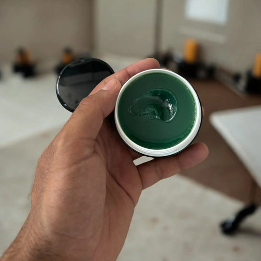 Anwendung Pomade im Bart und Haar für Glanz