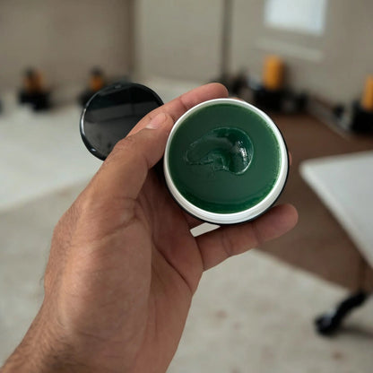 Anwendung Pomade im Bart und Haar für Glanz