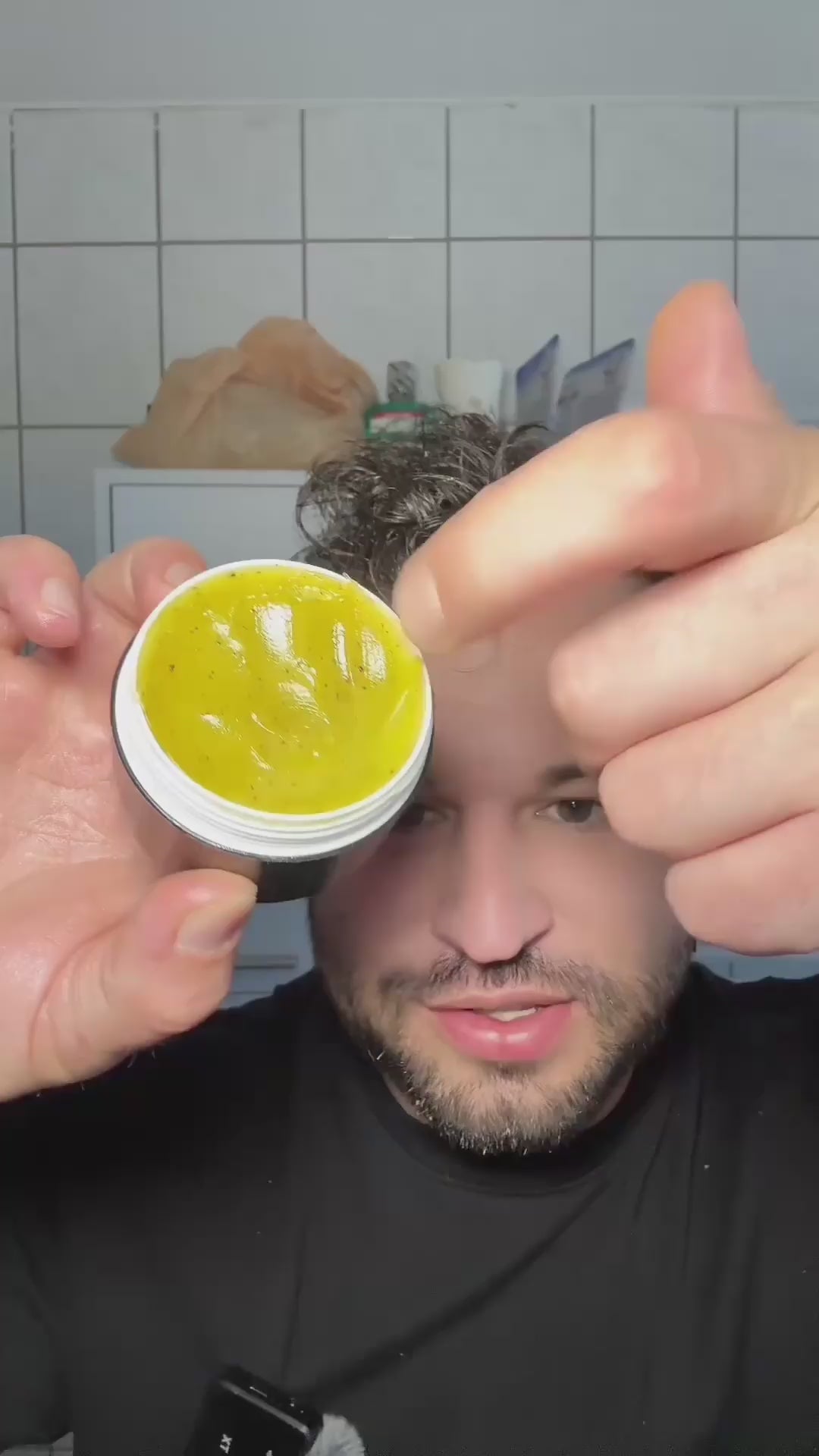 Video laden: „Anwendung des Rosmarin-Haaröls mit Rizinusöl, Birke, Brennnessel, Knoblauch, Jojobaöl, Kokosöl und Aloe Vera. Das Öl wird in die Handfläche gegeben, sanft in die Kopfhaut einmassiert und leicht in die Haarlängen verteilt. Die Routine wird zwei- bis dreimal pro Woche durchgeführt und das Öl mehrere Stunden oder über Nacht einwirken gelassen, bevor es mit lauwarmem Wasser ausgewaschen wird. Das Video zeigt eine pflegende Haar- und Kopfhaut-Routine, die zu einem optisch kräftigeren, gepflegteren Erscheinungsbild beitragen kann.“
